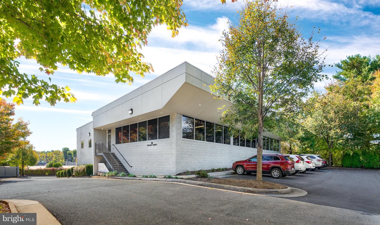 Exterior, Facade, Modern