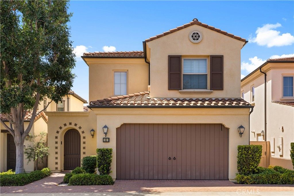 Attached, Exterior, Facade, Mediterranean