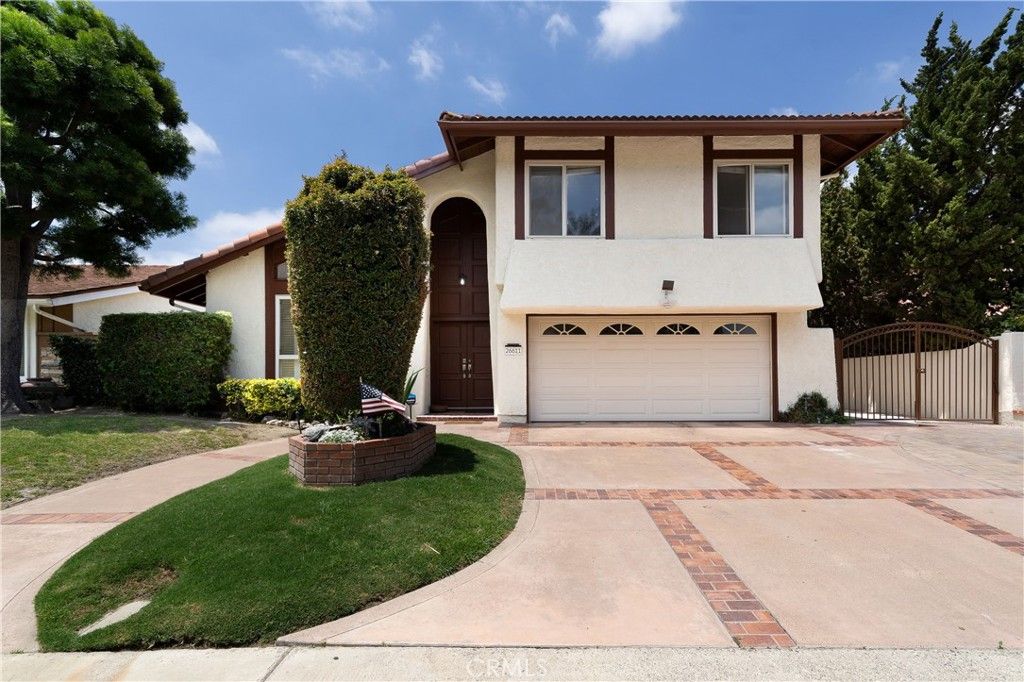 Attached, Exterior, Facade, Mediterranean