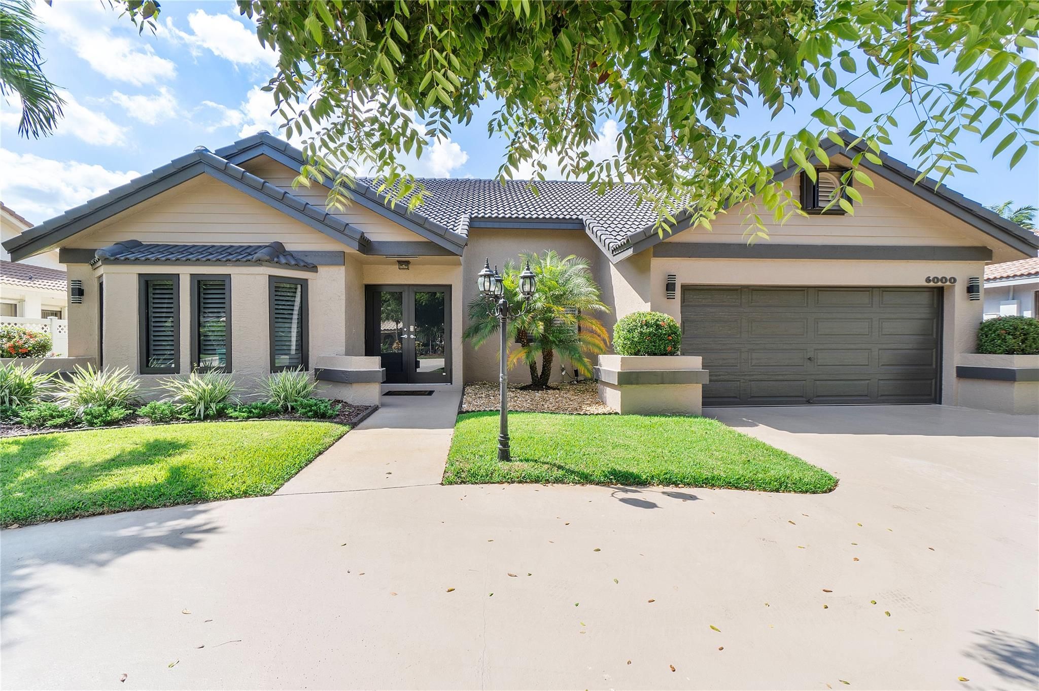 Attached, Exterior, Facade, Ranch
