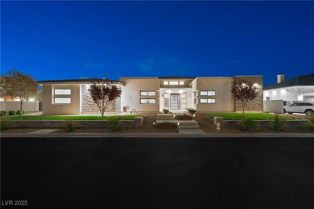 Exterior, Facade, Modern