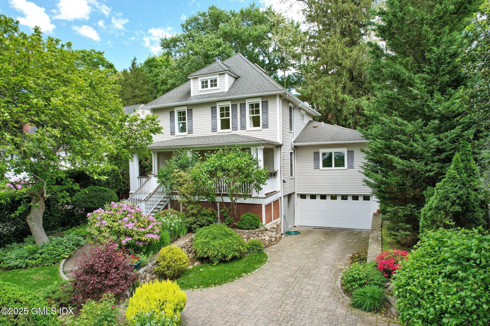 Attached, Exterior, Facade, Brick Facade, Queen Anne Victorian