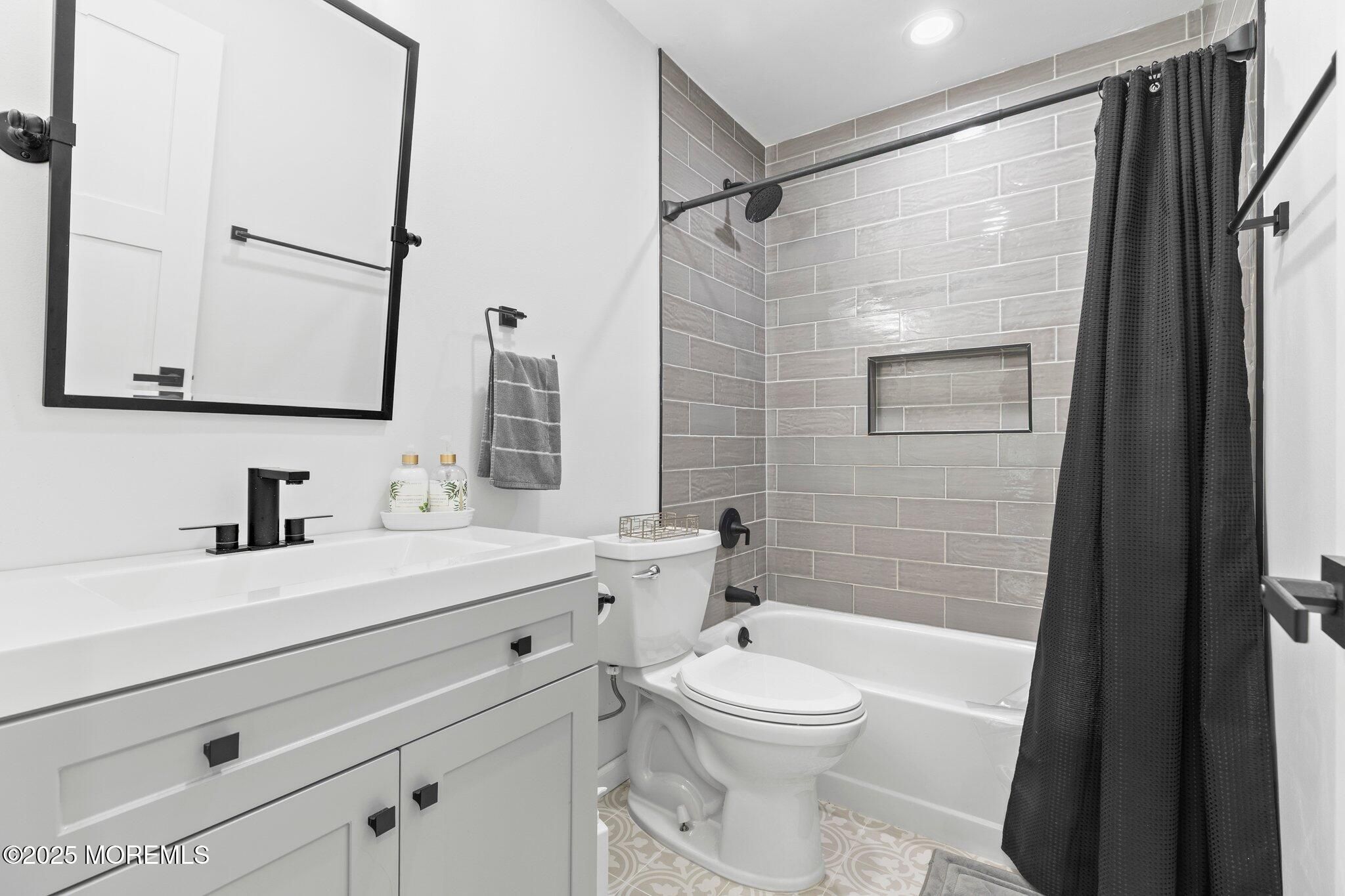 Bathroom, Interior, Recessed Lighting