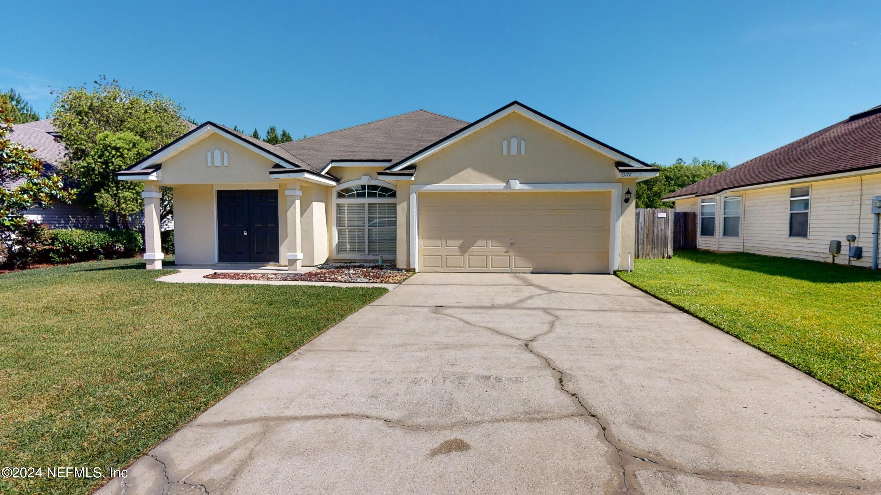 Attached, Exterior, Facade, Ranch