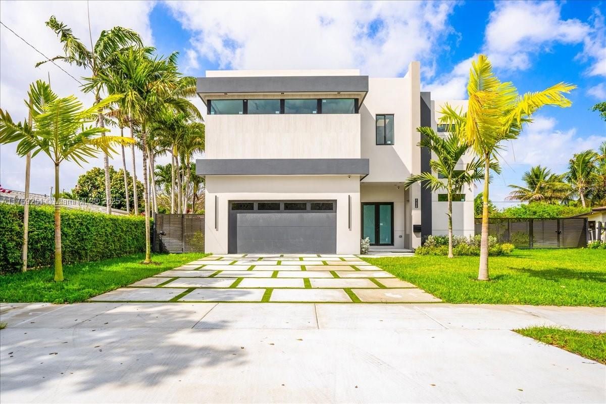 Attached, Backyard, Exterior, Facade, Modern