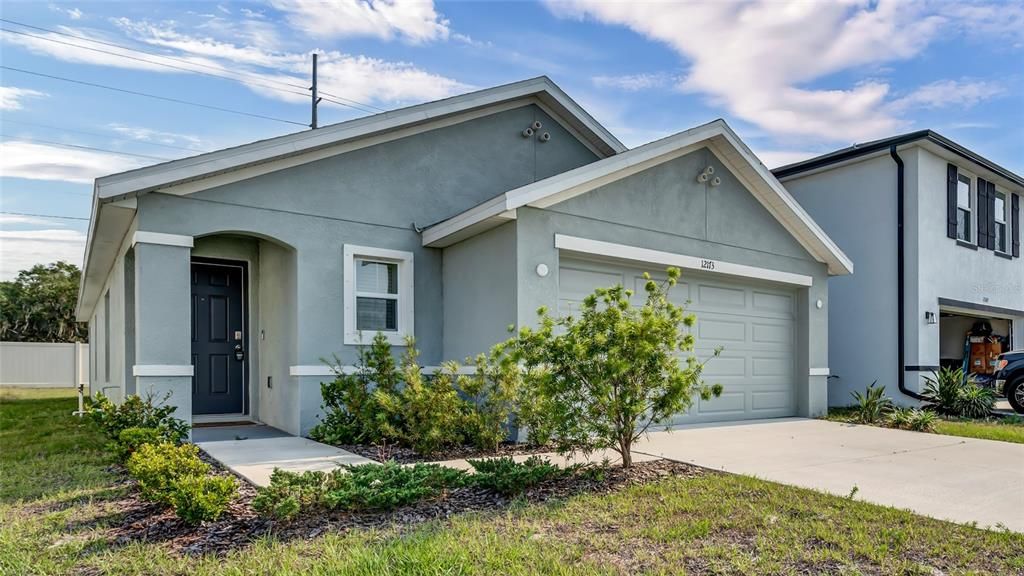 Attached, Exterior, Facade, American Craftsman