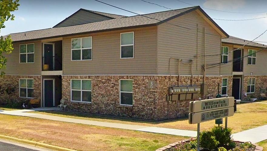 Exterior, Facade, Brick Facade, Raised Ranch
