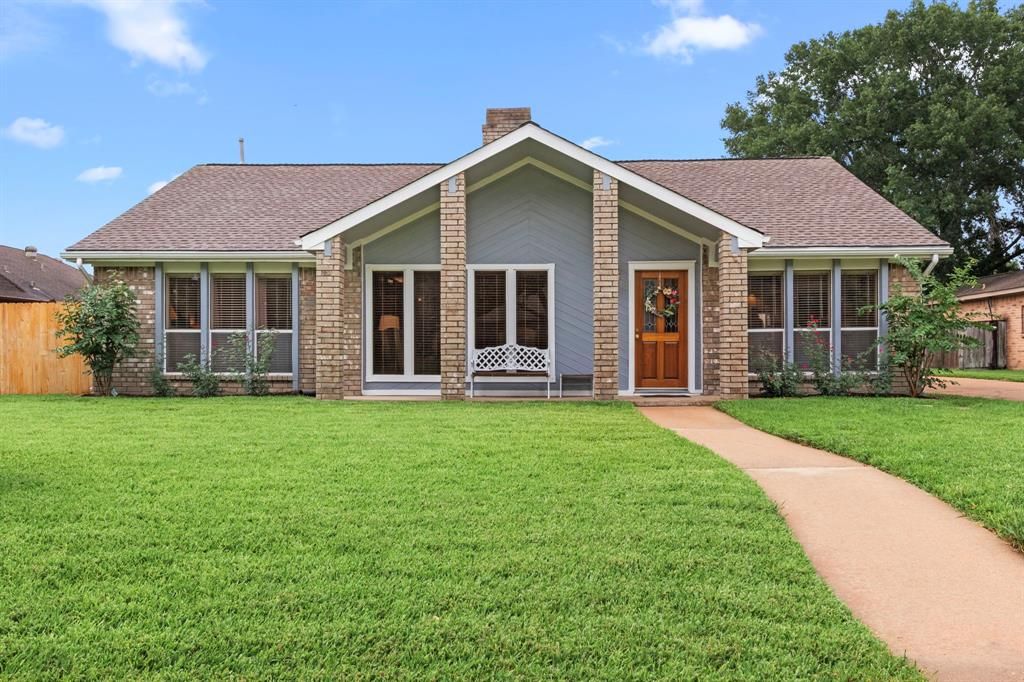 Exterior, Facade, Brick Facade, Ranch