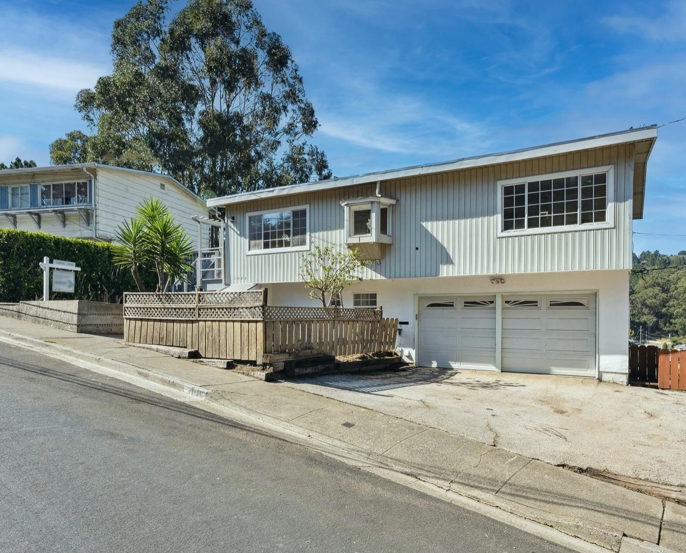Attached, Exterior, Facade, Raised Ranch