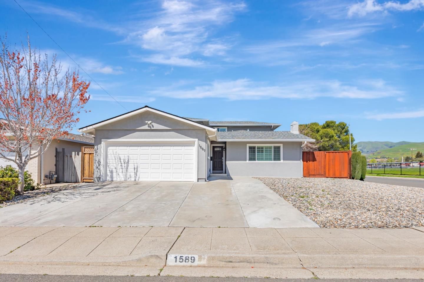 Attached, Exterior, Facade, Ranch