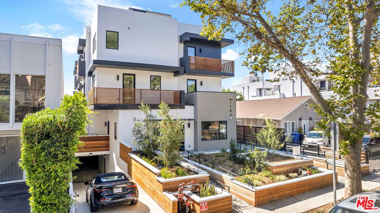 Exterior, Facade, Modern