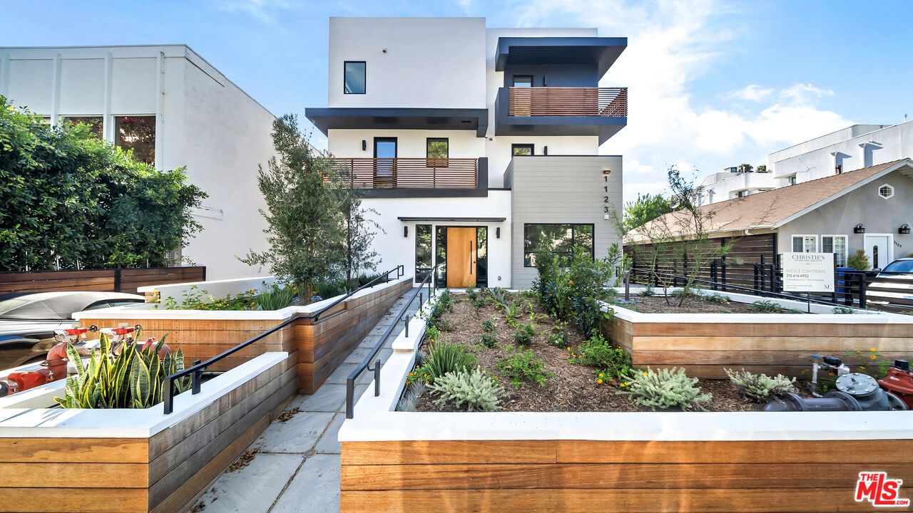 Exterior, Facade, Modern