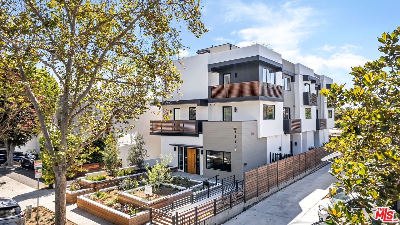 Exterior, Facade, Modern