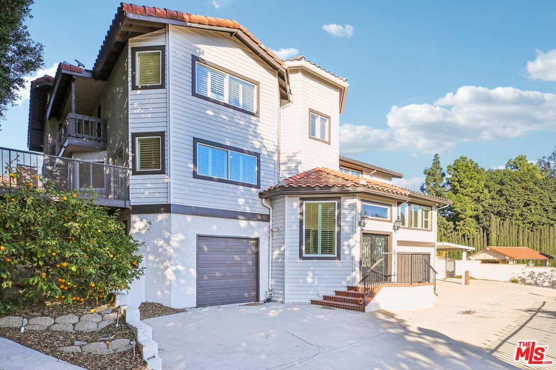 Attached, Exterior, Facade, Mediterranean