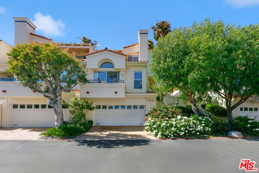 Attached, Exterior, Facade, Mediterranean