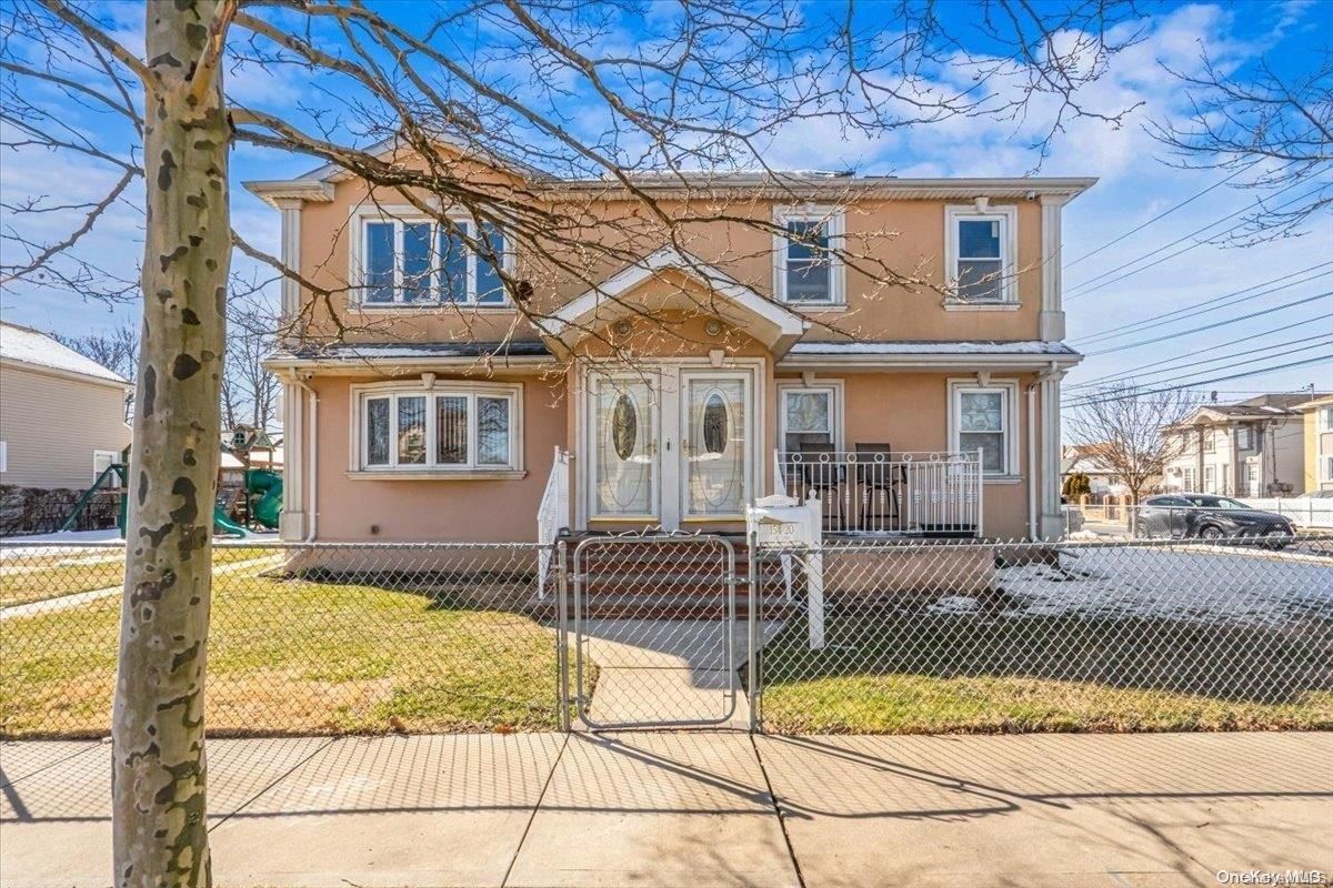 Exterior, Facade, American Foursquare