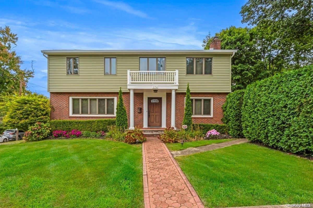 Exterior, Facade, Brick Facade, Raised Ranch