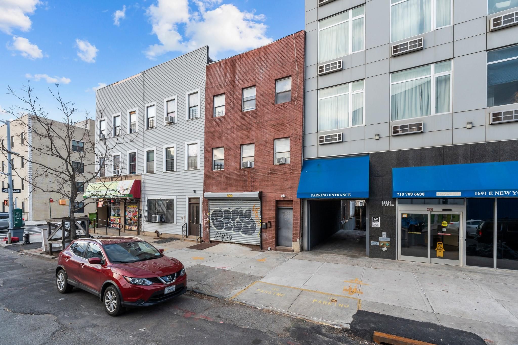 Exterior, Facade, Brick Facade, Rowhouse