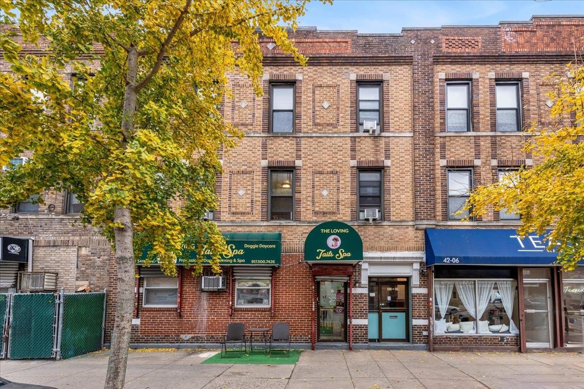 Exterior, Facade, Brick Facade, Rowhouse