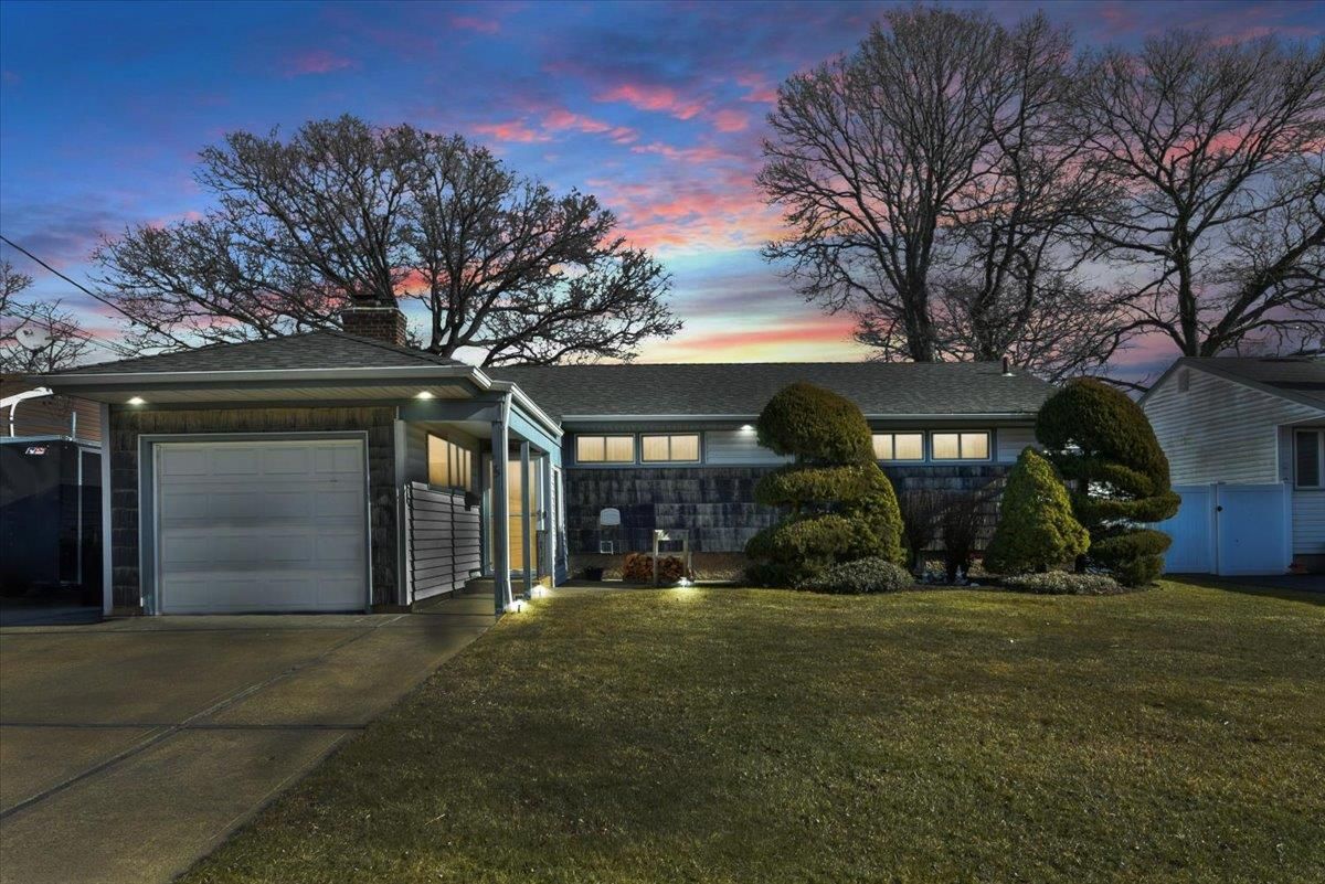 Attached, Exterior, Facade, Ranch