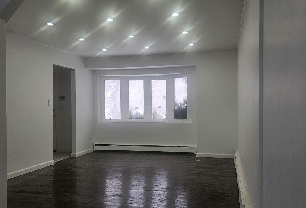 Empty room, Interior, Recessed Lighting, Wood Texture Flooring