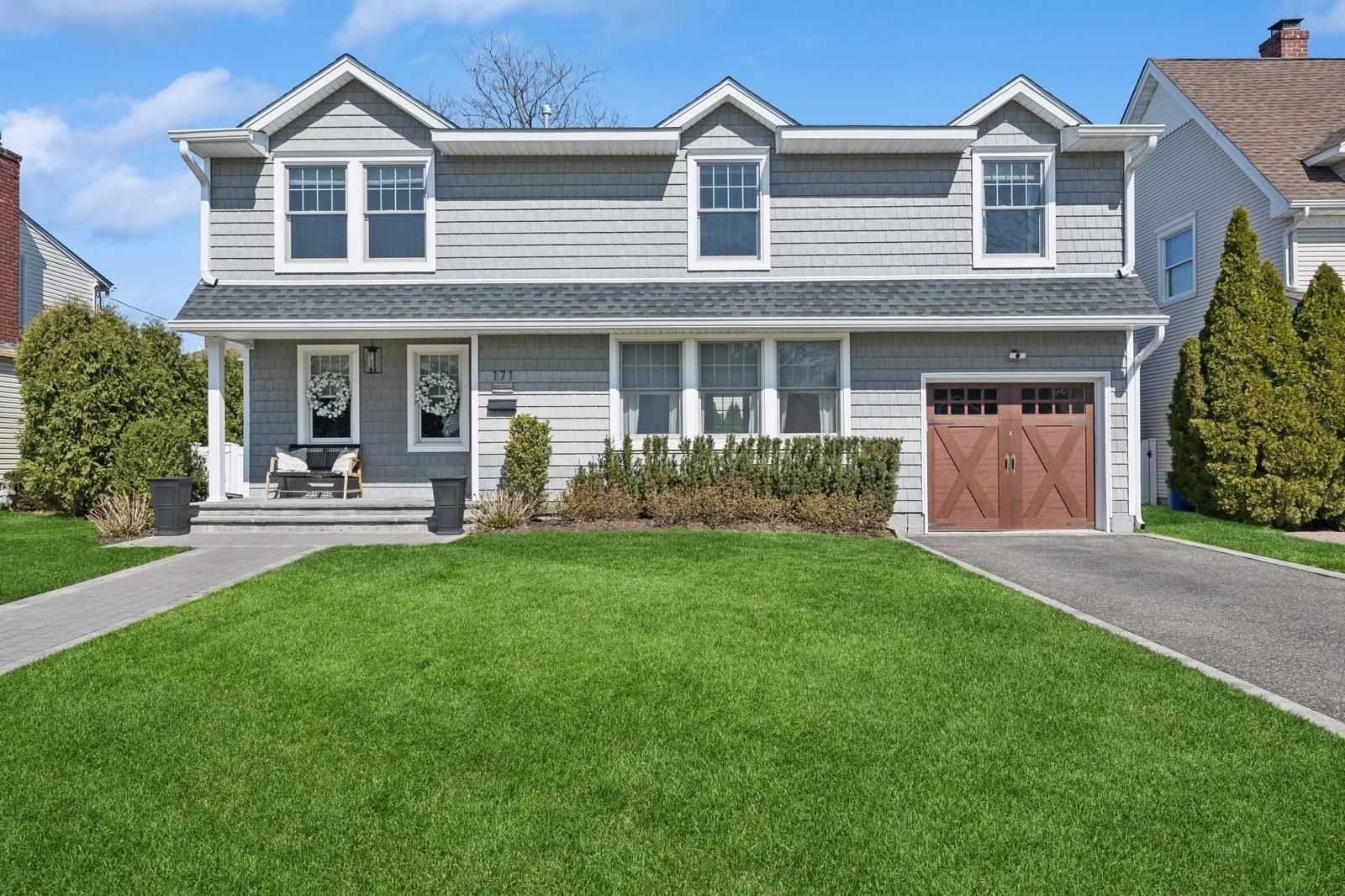 Attached, Exterior, Facade, Farmhouse