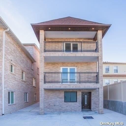 Exterior, Facade, Brick Facade, Rowhouse
