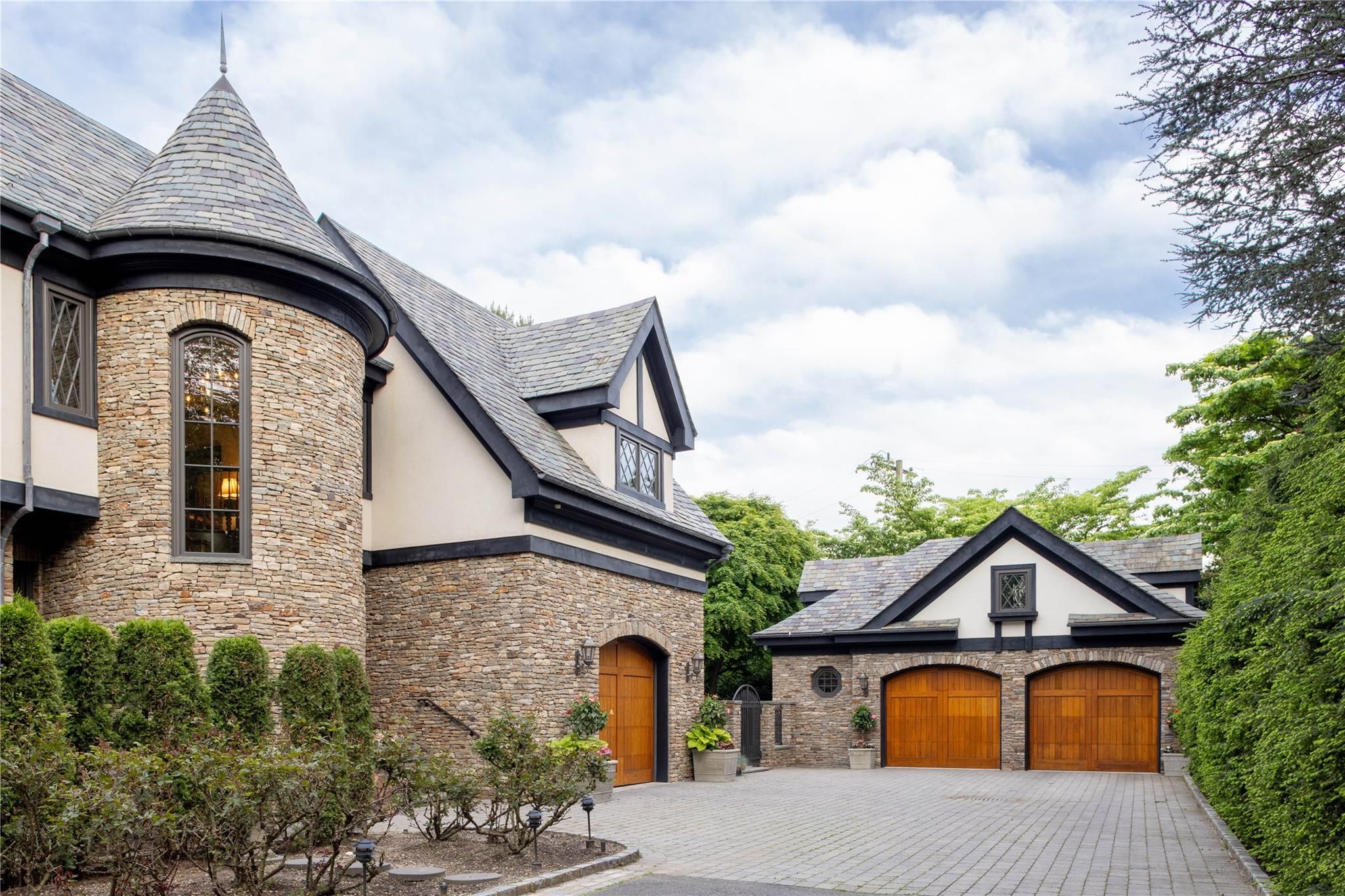 Attached, Exterior, Facade, Brick Facade, Queen Anne Victorian
