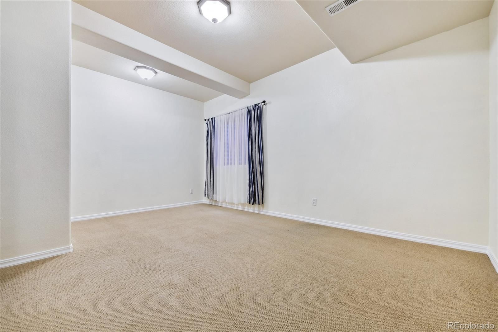 Empty room, Interior