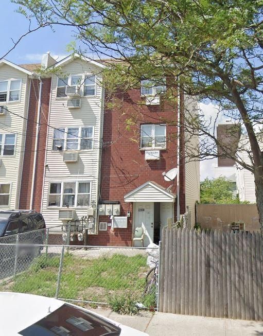 Exterior, Facade, Brick Facade, Rowhouse