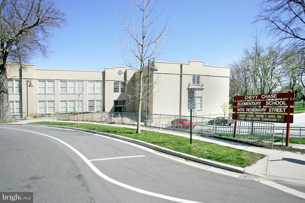Exterior, Facade, Modern