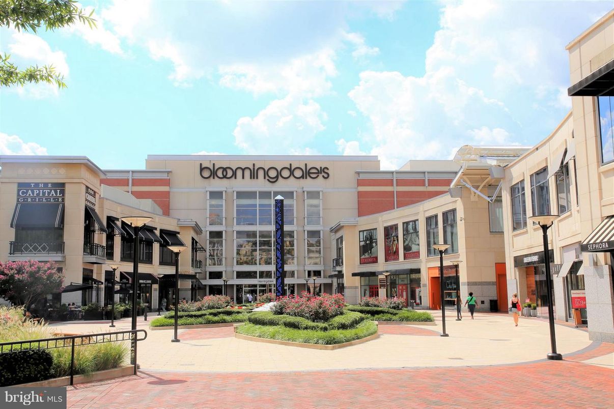 Exterior, Facade, Modern