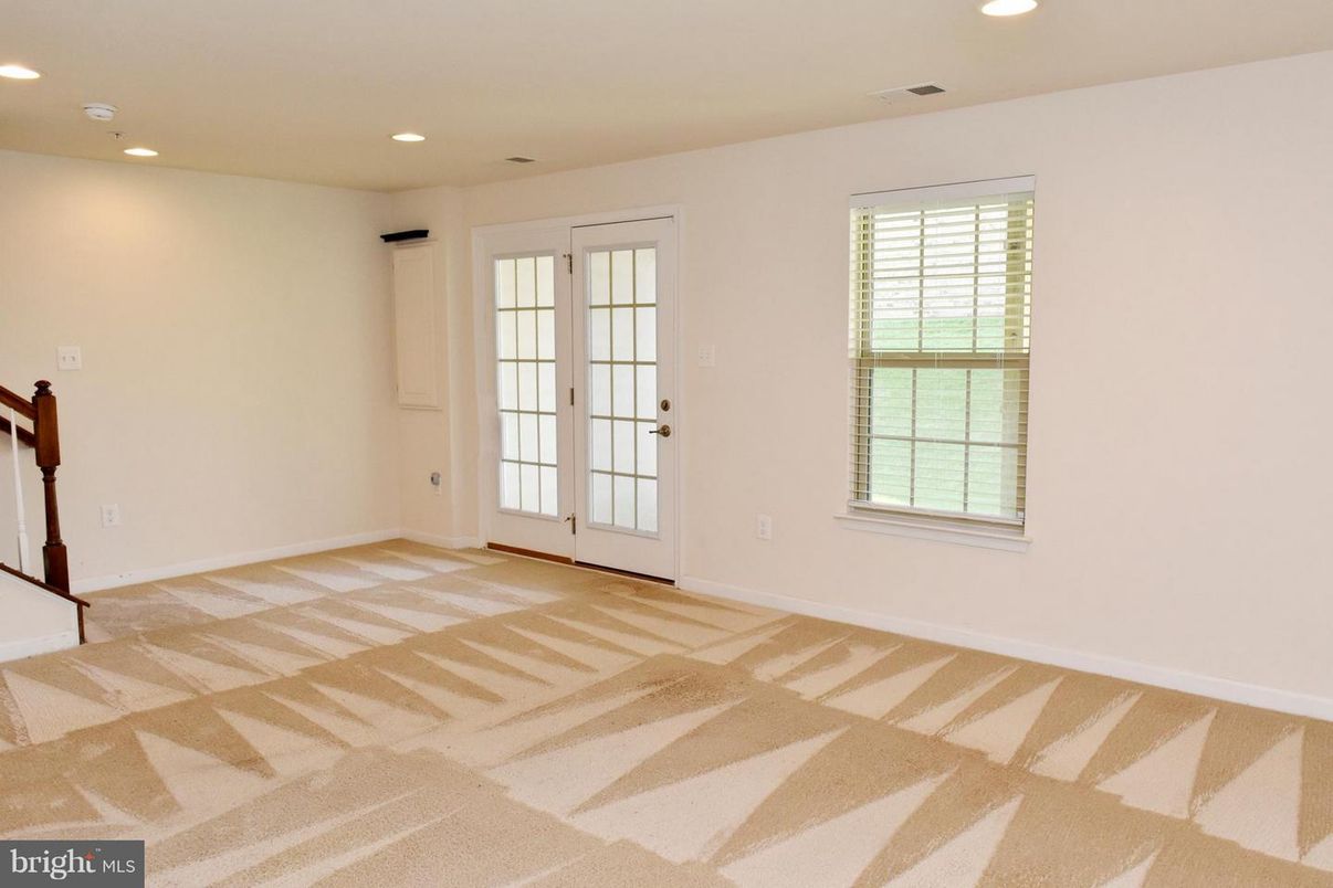 Empty room, Interior, Recessed Lighting