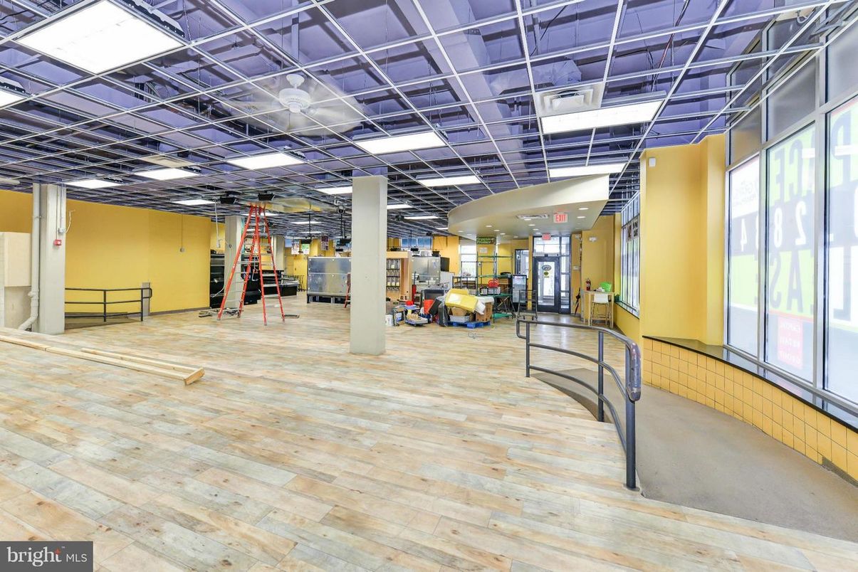 Fitness Equipment, Interior, Recessed Lighting, Wood Texture Flooring