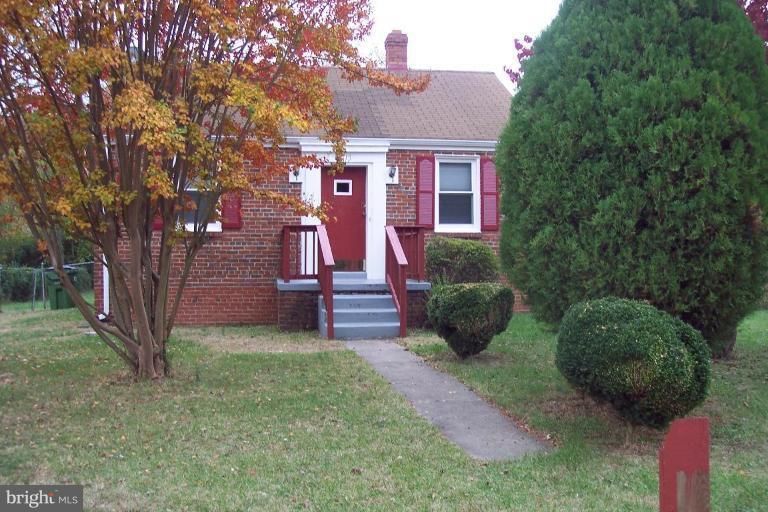 Exterior, Facade, Brick Facade, Cape Cod