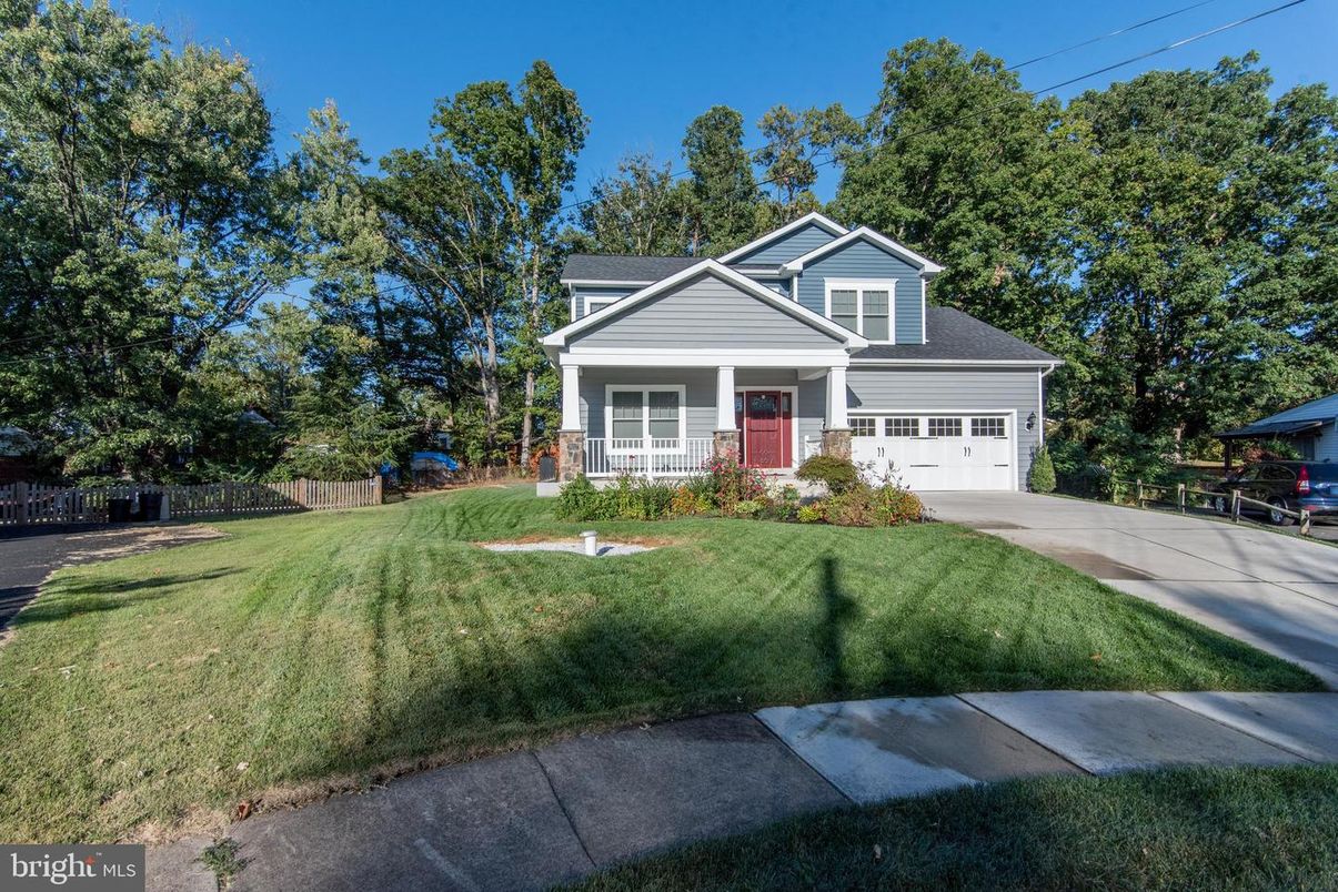 Attached, Exterior, Facade, American Craftsman