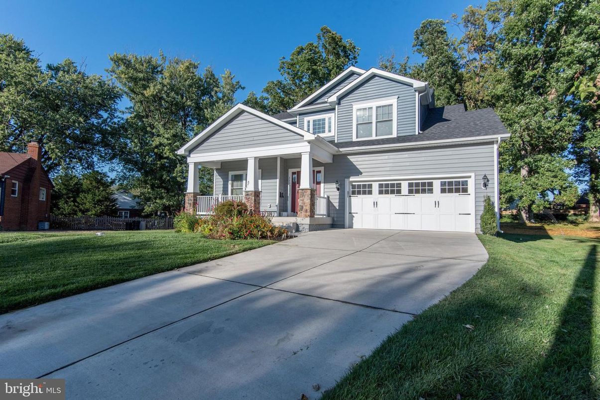 Attached, Exterior, Facade, American Craftsman