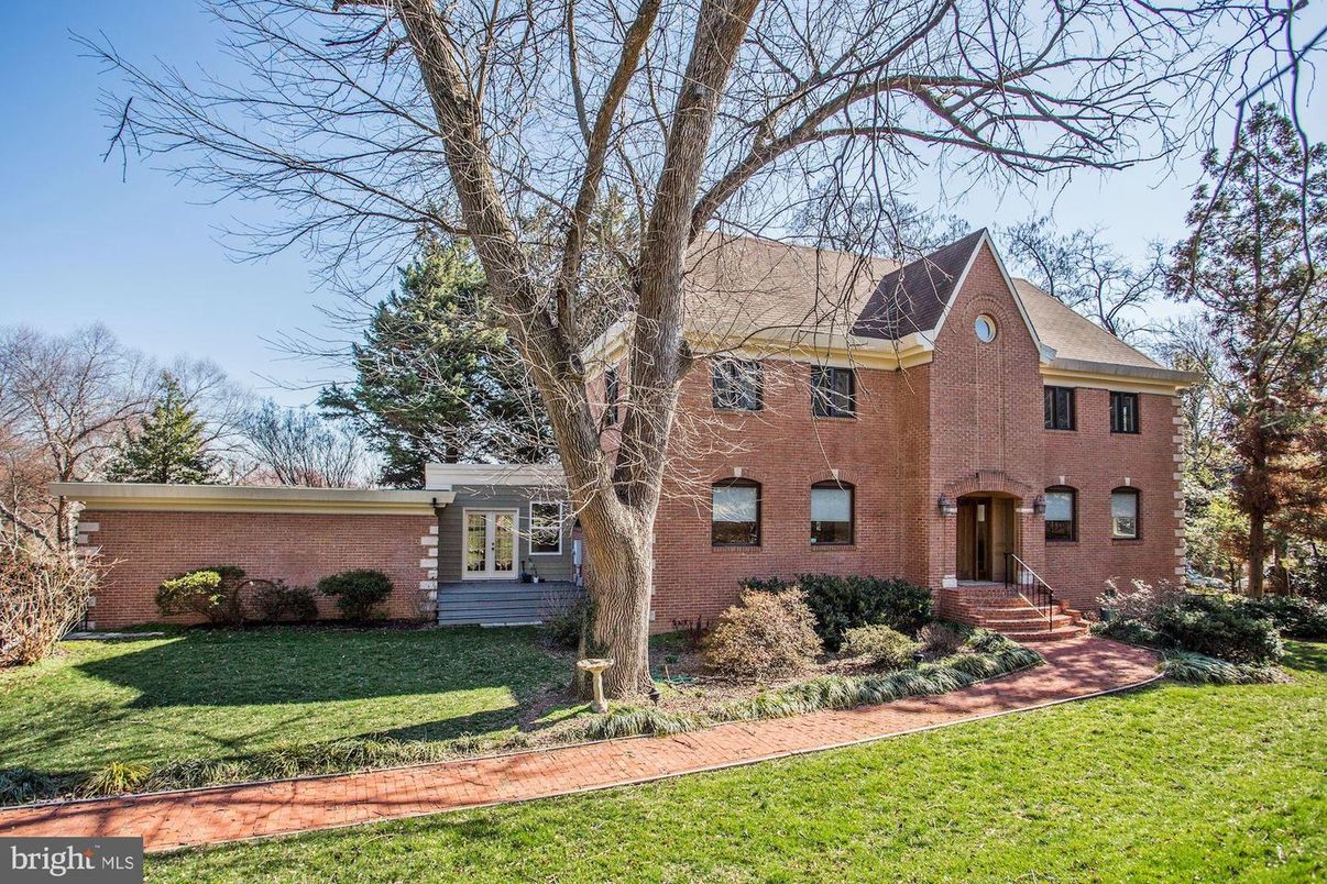 Exterior, Facade, Brick Facade, Georgian