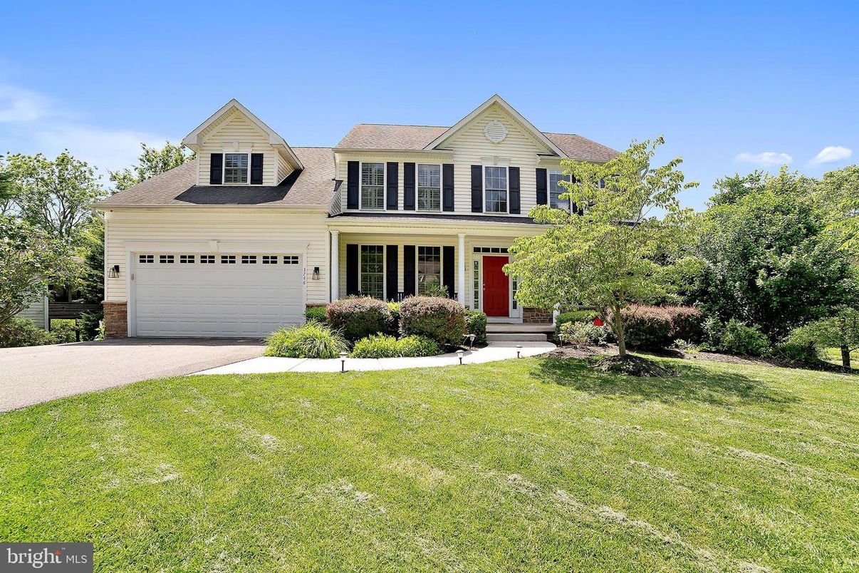 Attached, Exterior, Facade, Farmhouse