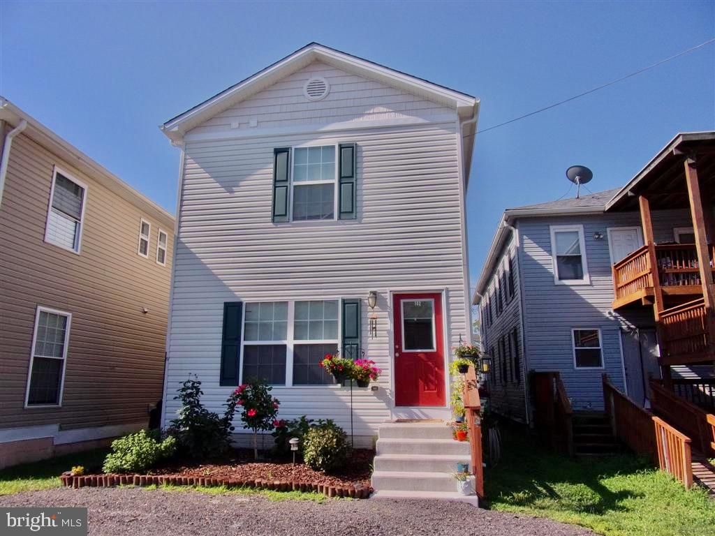 Exterior, Facade, Queen Anne Victorian