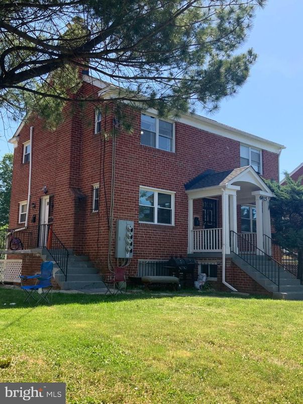 Exterior, Facade, Brick Facade, Rowhouse