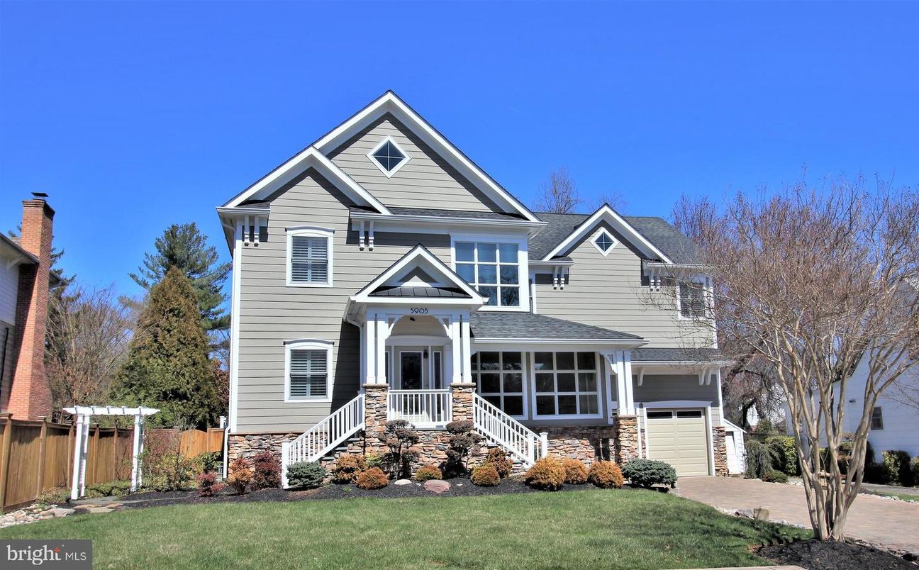Attached, Exterior, Facade, Queen Anne Victorian