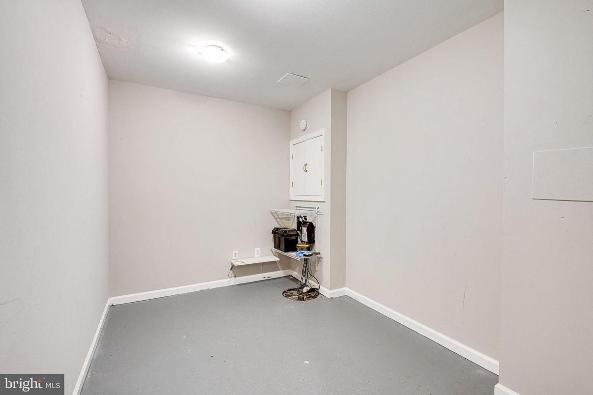 Empty room, Interior