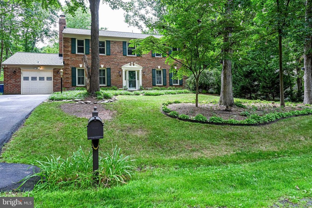 Attached, Exterior, Facade, Brick Facade, Georgian