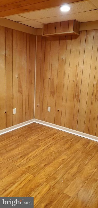 Empty room, Interior, Recessed Lighting, Wood Texture Flooring, Wooden Walls