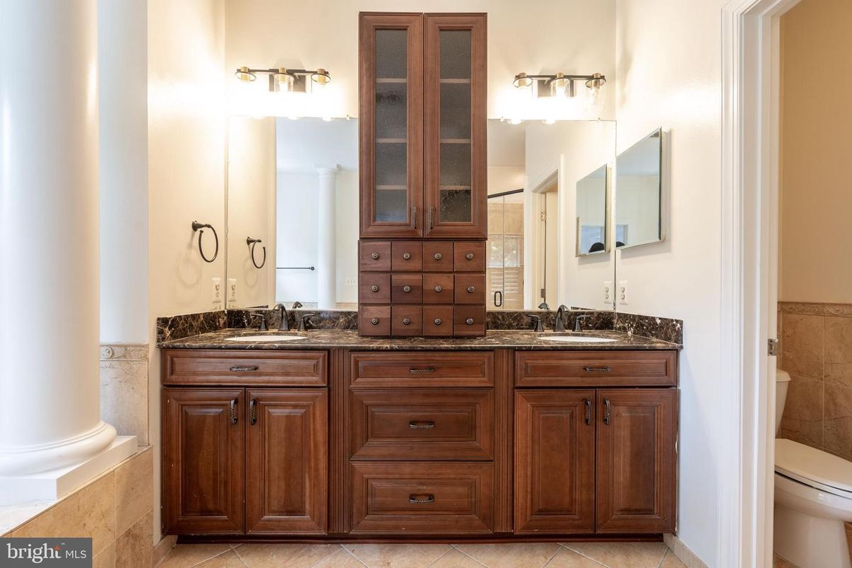 Bathroom, Dual Sink Vanities, Interior