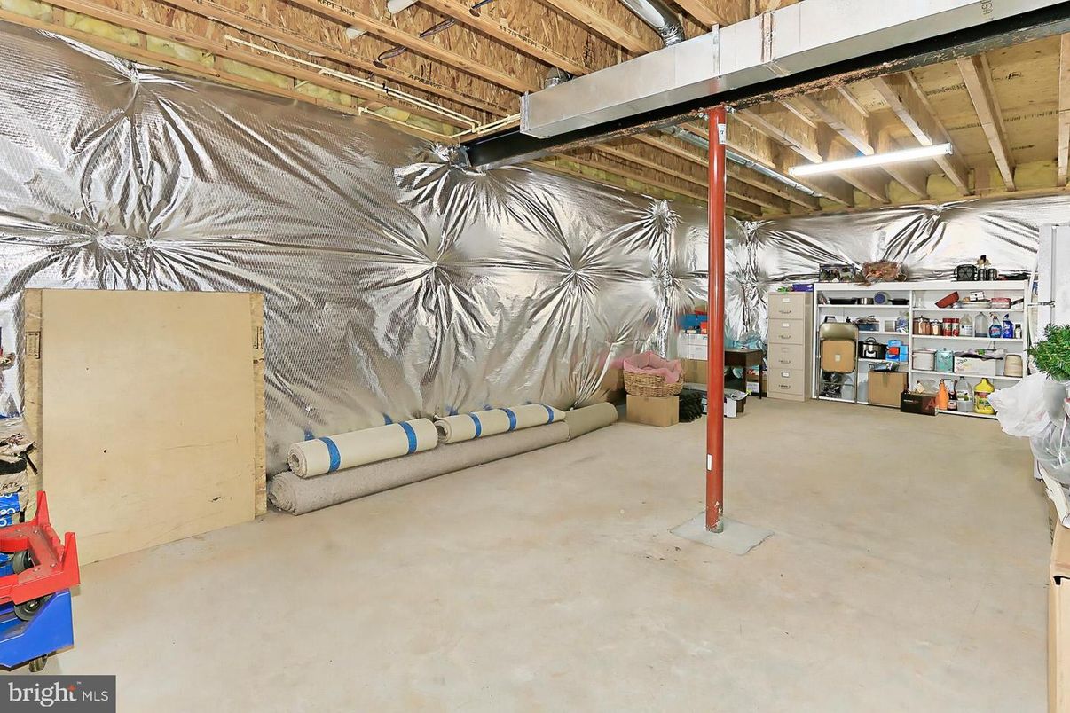 Garage, Interior, Wooden Beams