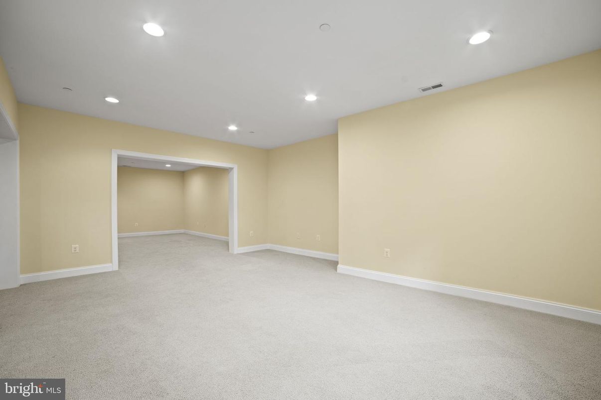 Empty room, Interior, Recessed Lighting