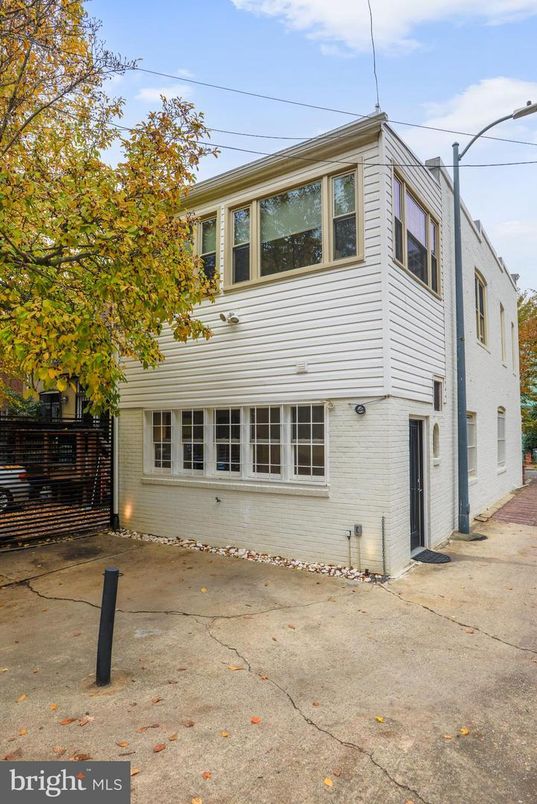 Exterior, Facade, Rowhouse