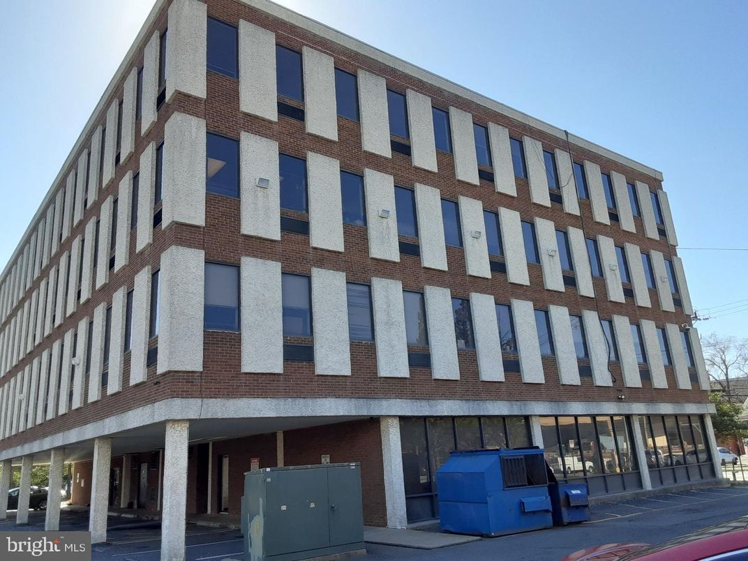 Exterior, Facade, Brick Facade, Chicago School